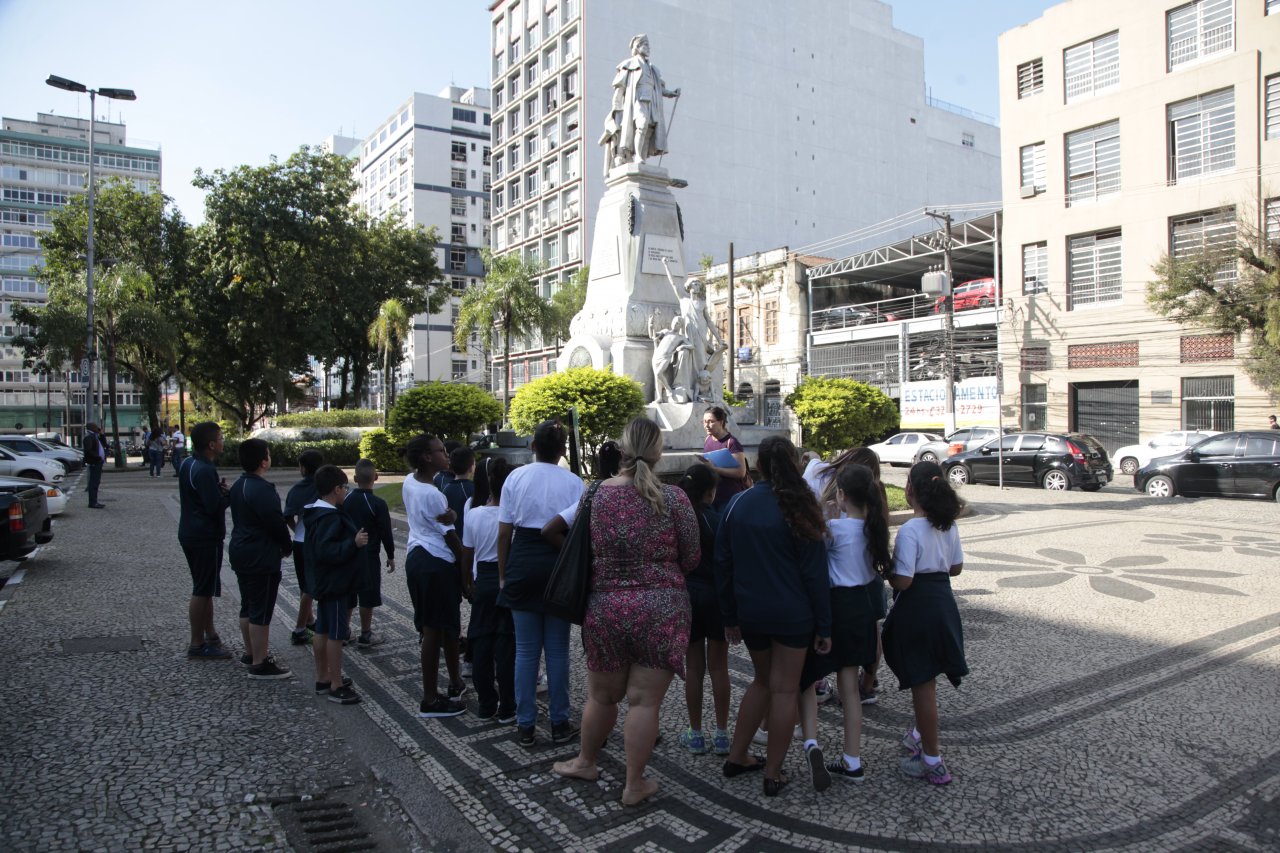 Alunos da escola José Bonifácio visitam pontos históricos do Centro de Santos