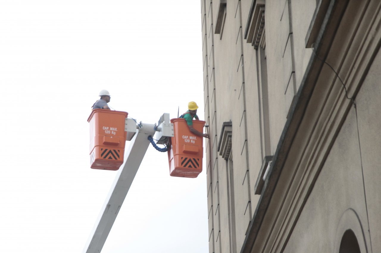 Fachada externa do Teatro Coliseu passa por inspeção para elaboração de laudo