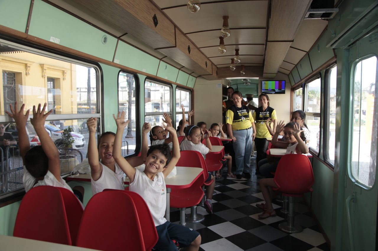 Alunos da UME Pedro Crescenti se divertem em passeio no Bonde Arte