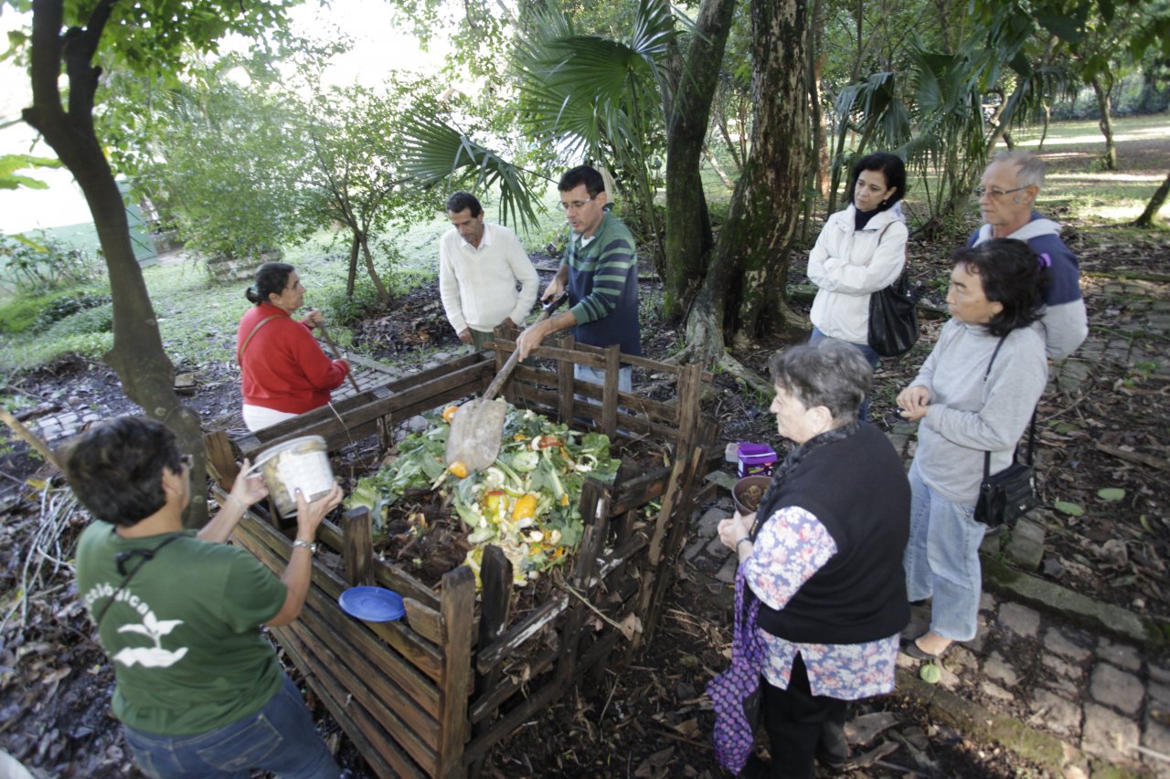 Aula de horta ecológica ensina conceitos de agricultura orgânica