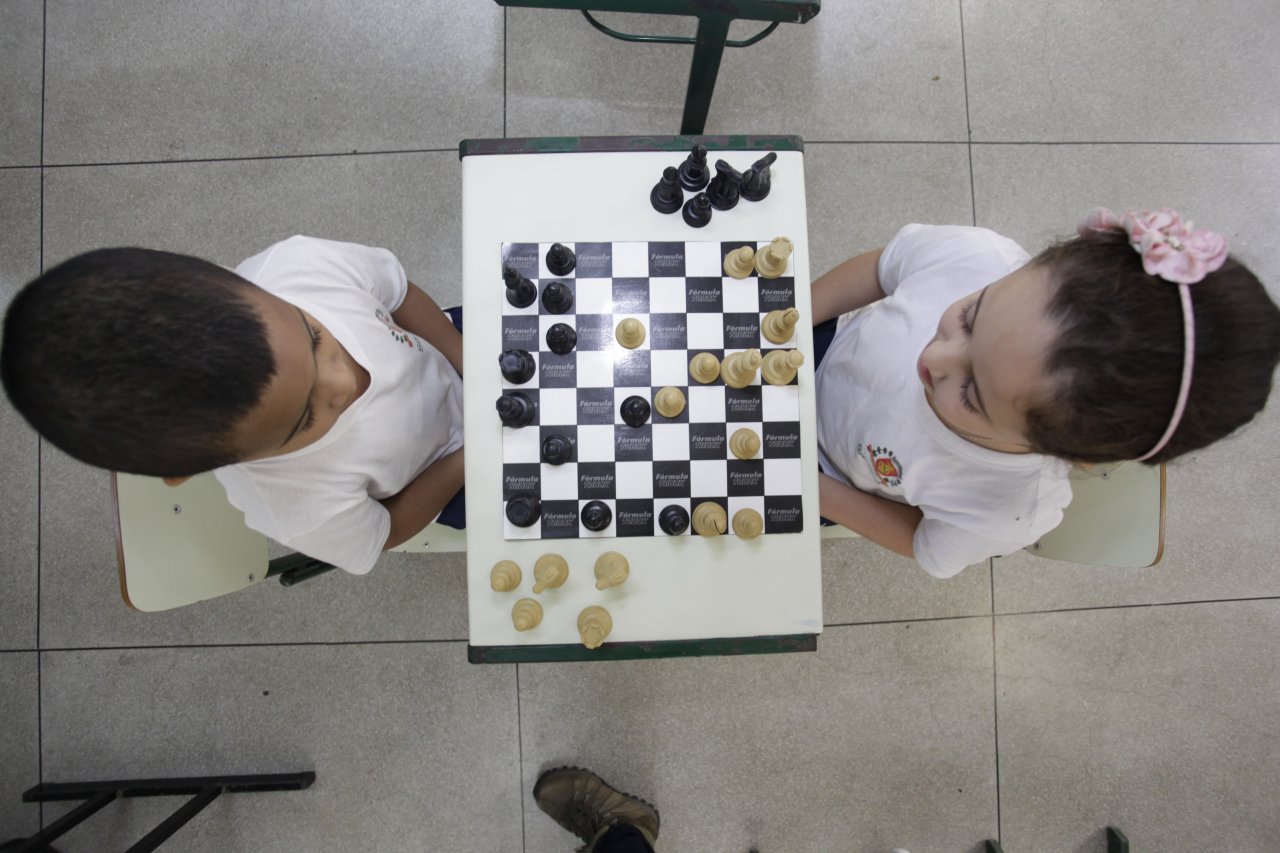 Campeã brasileira de xadrez joga simultaneamente com 20 alunos da rede