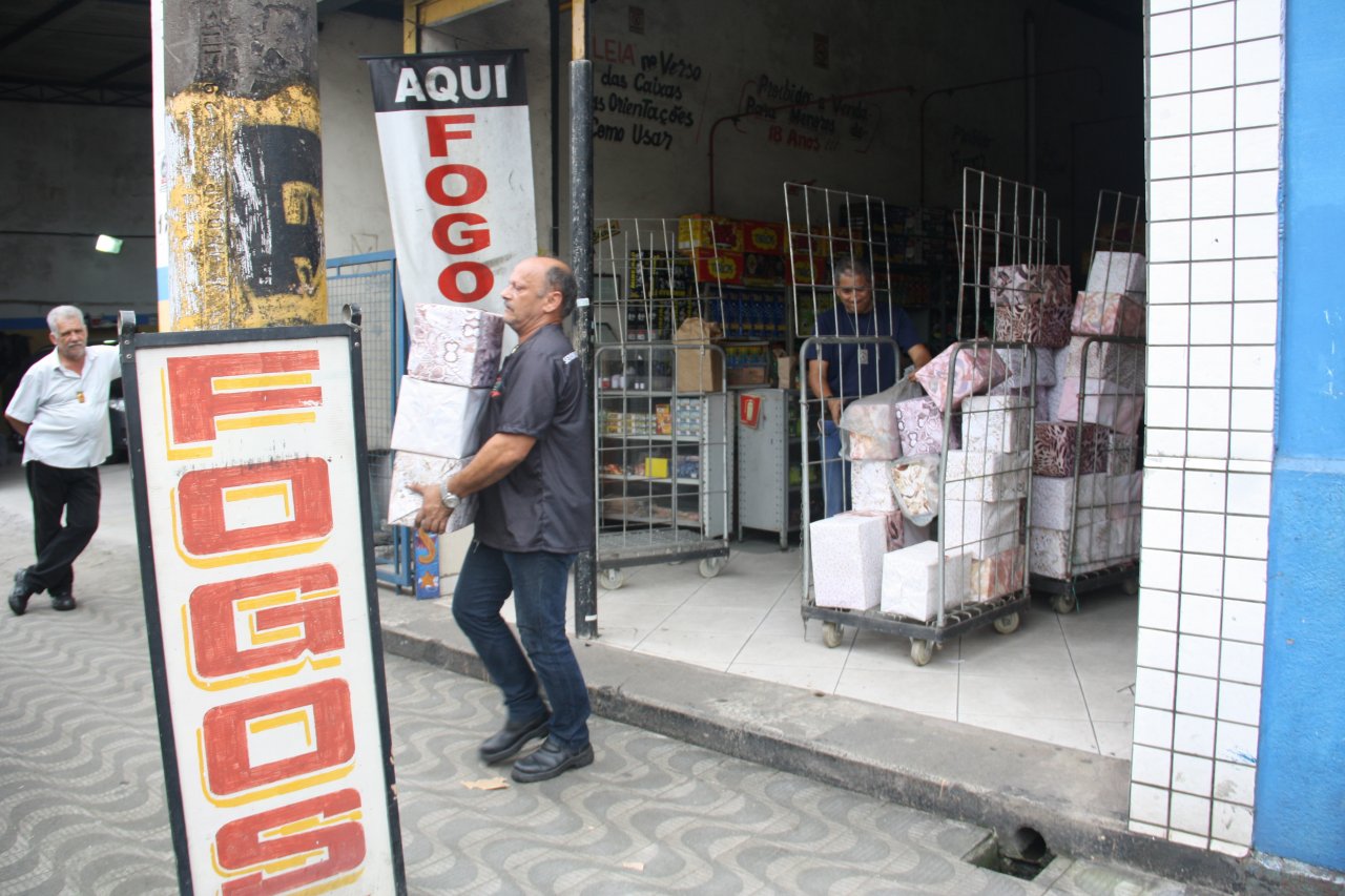 Casa intimada pela Prefeitura comercializava 172 mil fogos clandestinamente