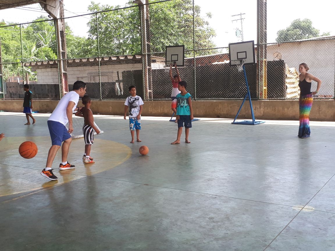 Crianças se divertem em Rua de Lazer