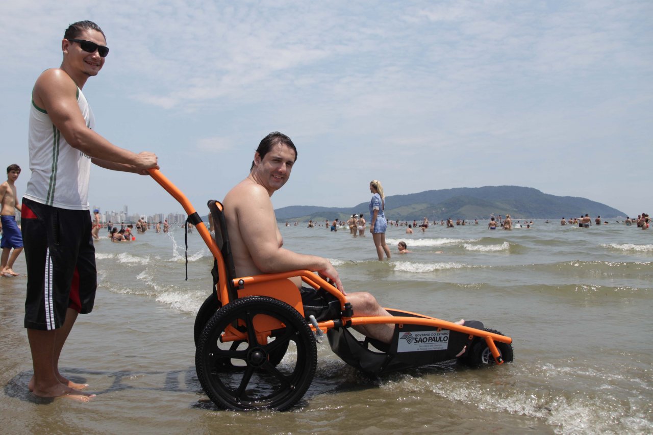 'Praia acessível' é opção de lazer para pessoas com deficiência na locomoção