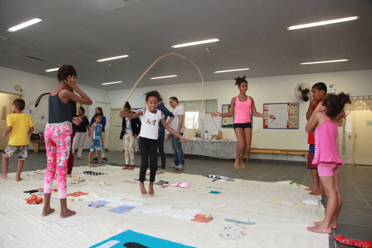Crianças e Idosos de Cecons compartilham 'Território do Brincar'