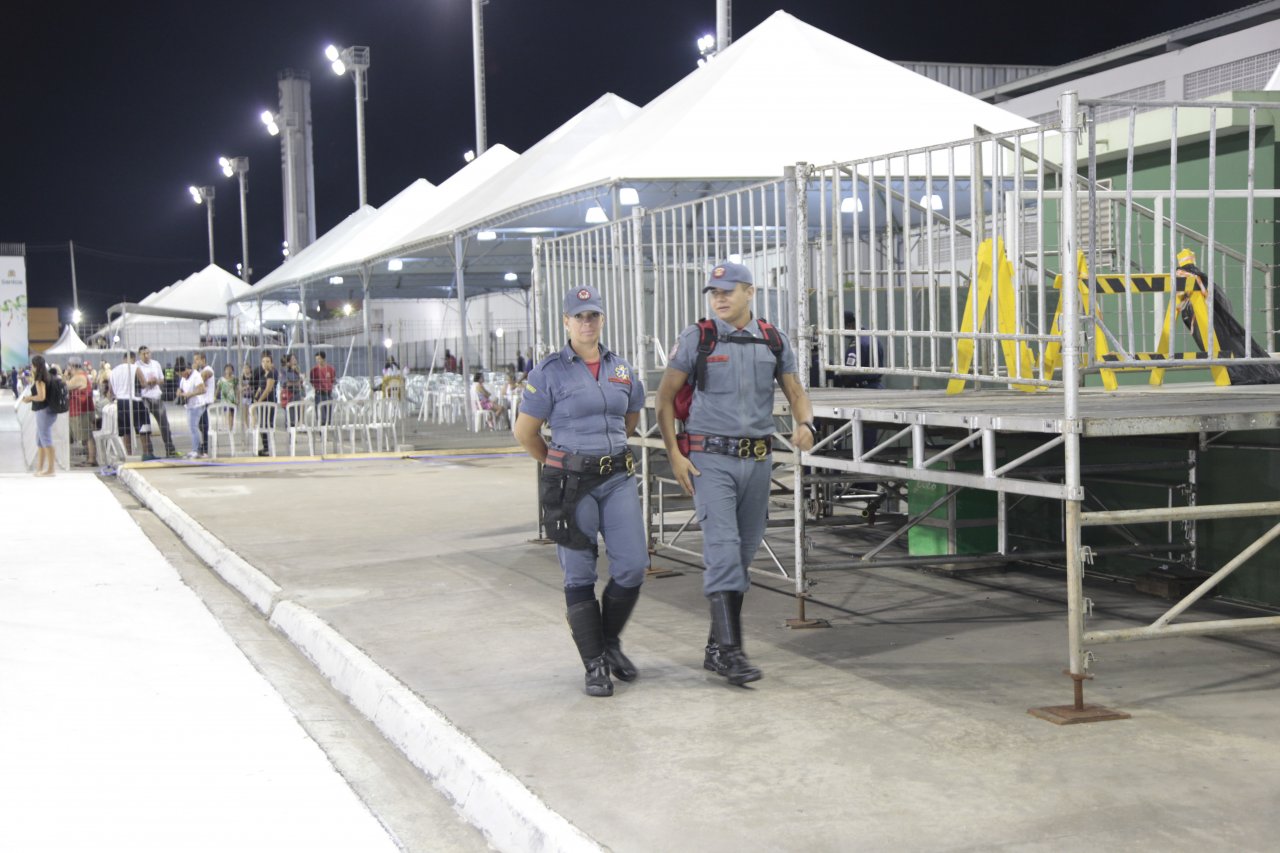 Desfiles das escolas de samba transcorreram sem incidentes graves