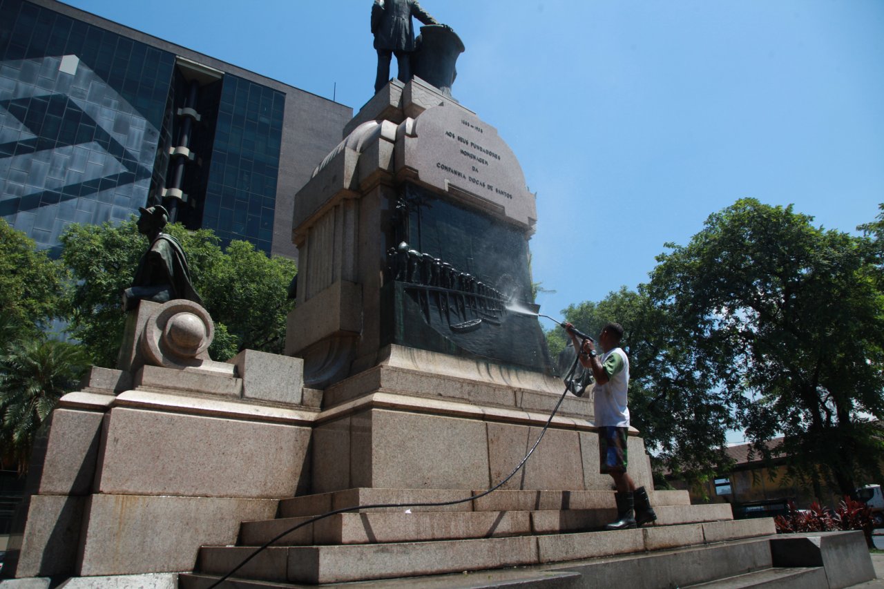Projeto 'Viva o Centro' limpa monumento na Praça Barão do Rio Branco