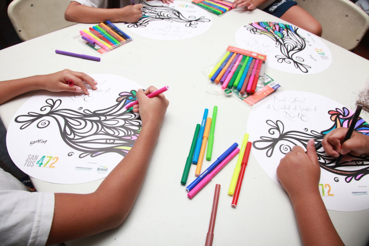 Alunos do Projeto Férias pintam sousplats para o Baile da Cidade