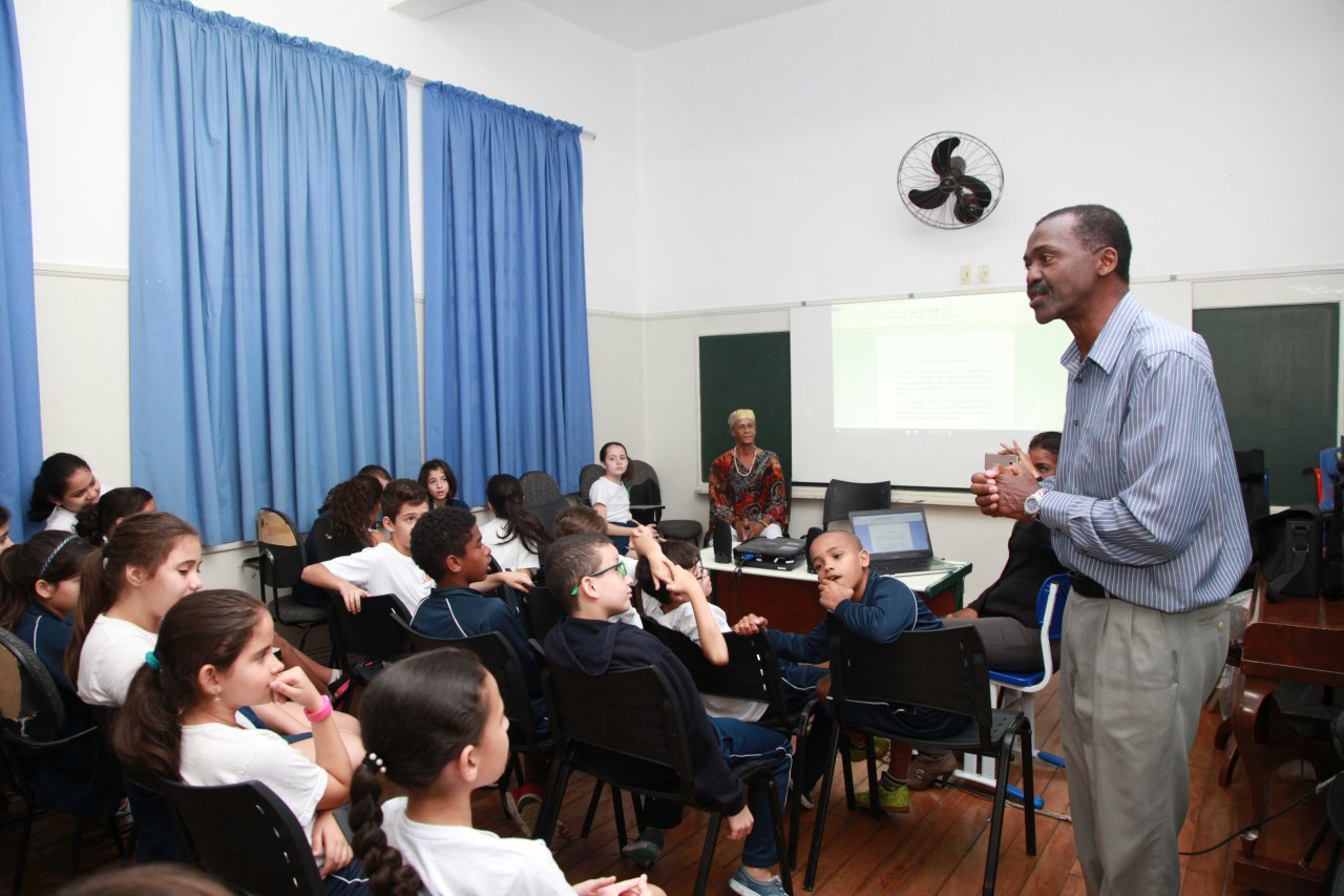 Alunos da UME Lourdes Ortiz assistem palestra sobre preconceito e intolerância