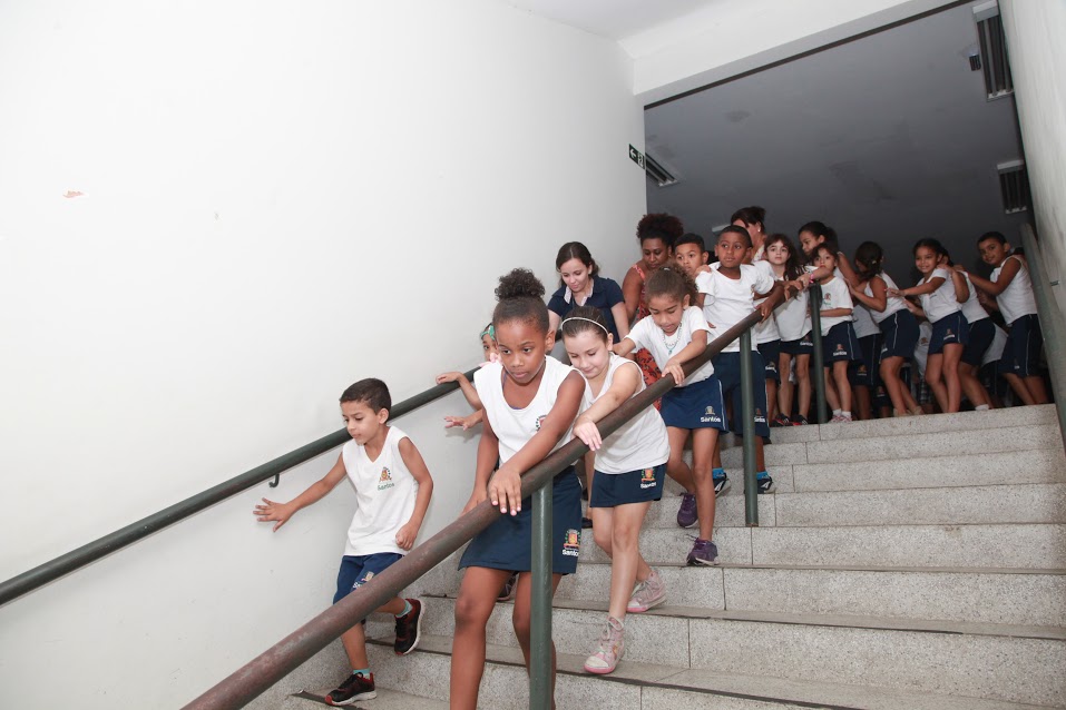 Cipa educação realiza simulado de evacuação na escola Esmeraldo Tarquínio