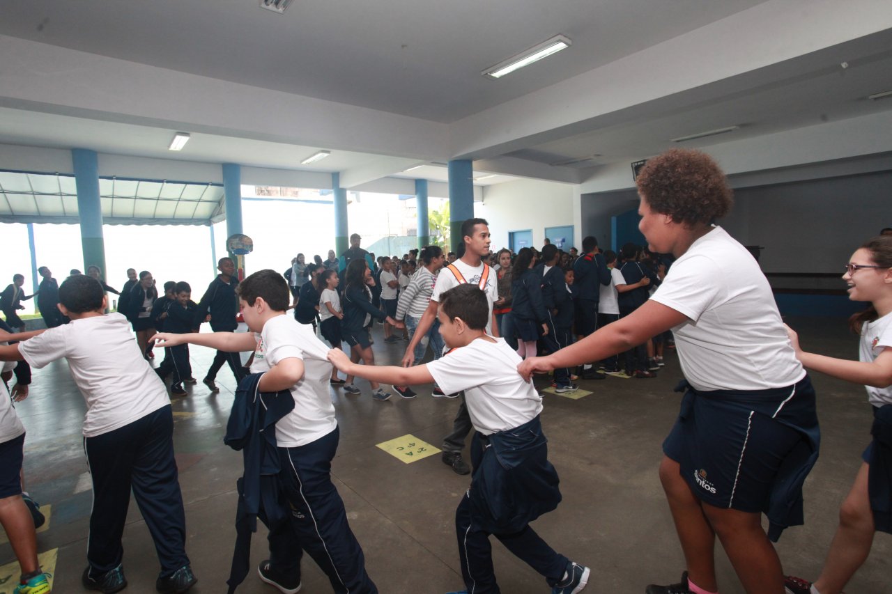 Estudantes de escola municipal participam de simulado de incêndio