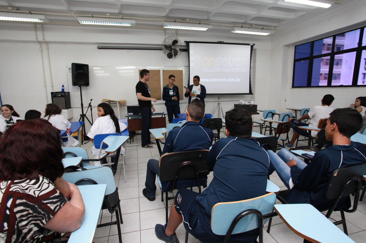 Grêmios e integrantes do Jovem Doutor participam de seminário sobre bebidas alcoólicas