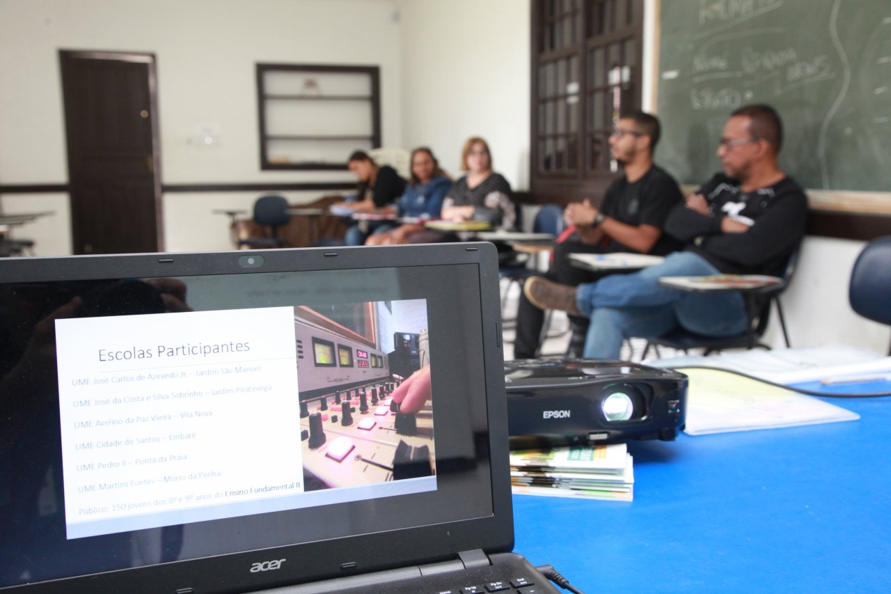 Educadores são capacitados a trabalhar com rádio nas escolas