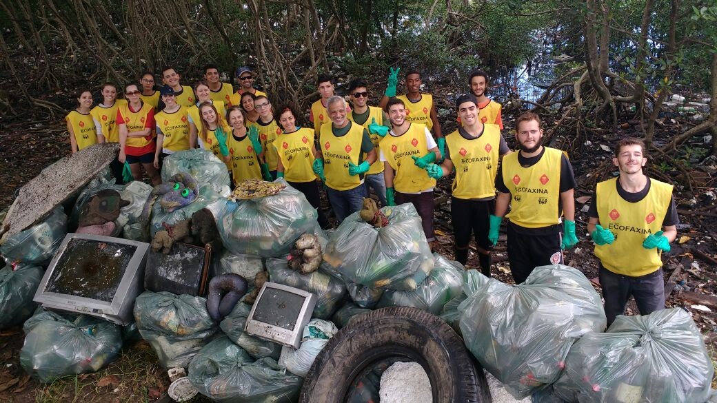 Voluntários recolhem resíduos domésticos em manguezal no São Manoel