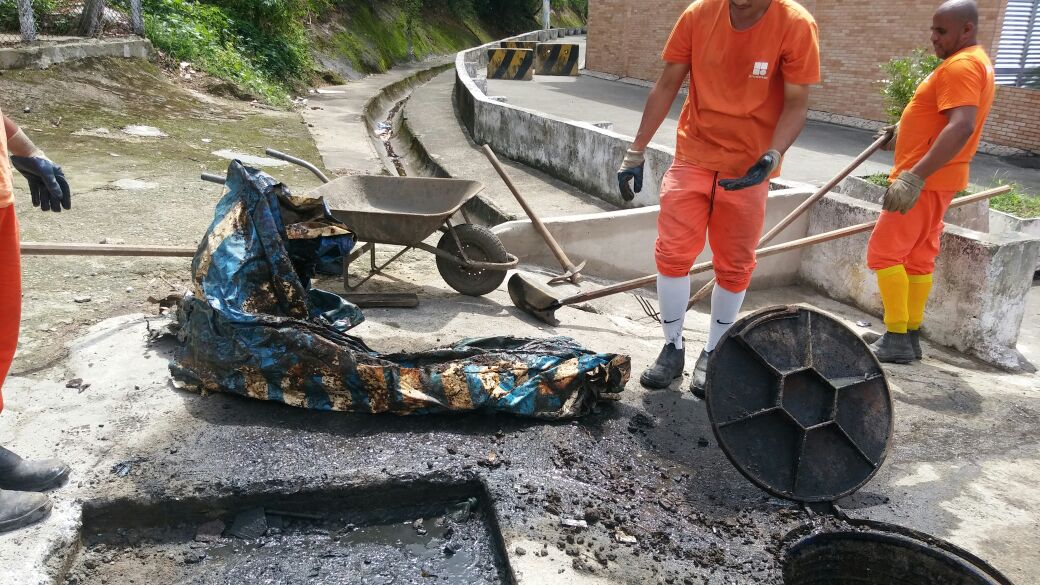 Drenagem retira 6,5 toneladas do Tetéu e Ilhéu Baixo; até piscina saiu de poço de visita