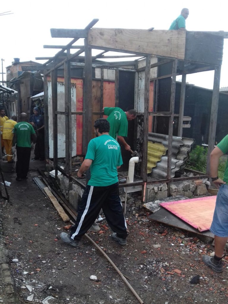 Força-tarefa desmonta construções irregulares no Rádio Clube