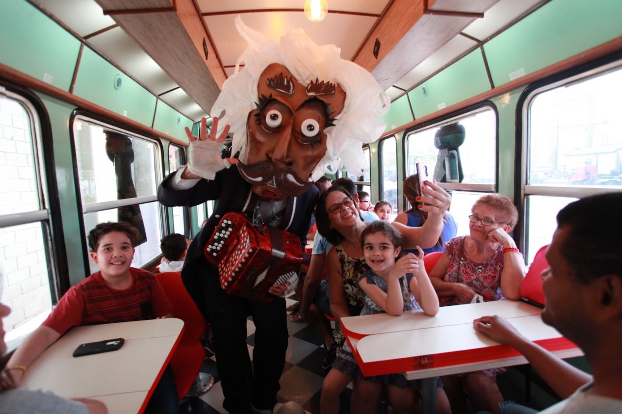 Cara de Papel faz a alegria de crianças e adultos no Bonde Brincar