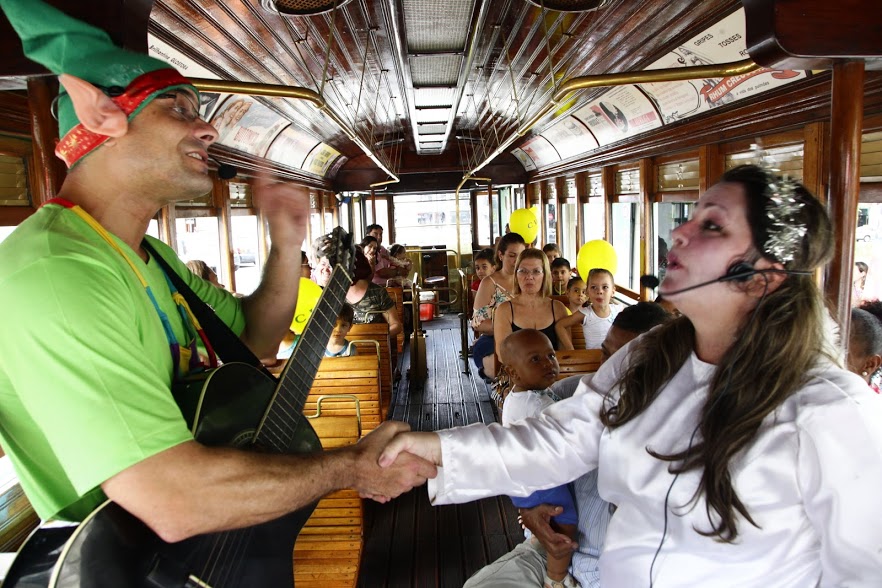 Bonde Brincar relembra antigas músicas natalinas em animado passeio infantil