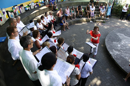 Coral dos servidores se apresenta no Orquidário e Igreja Anglicana