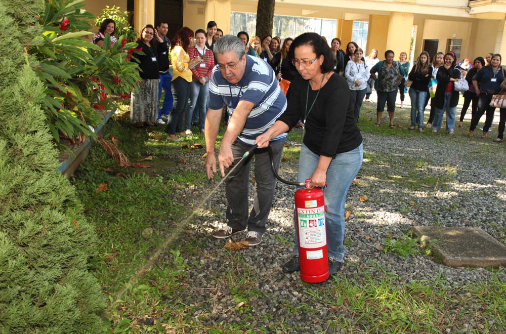 Cozinheiros da Seduc aprendem primeiros socorros e combate a incêndios