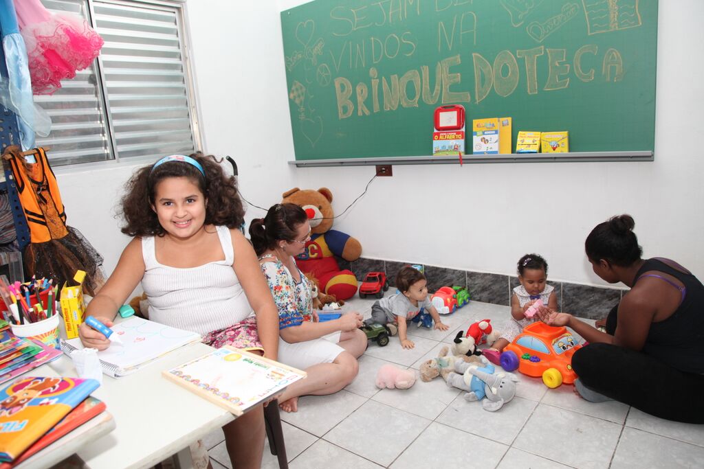 Brinquedoteca no Caruara recebe livros doados