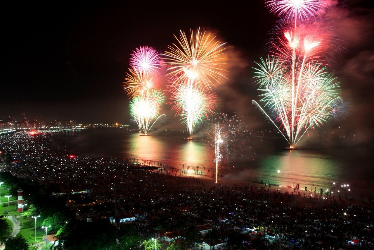 Espetáculo de fogos na orla da praia encanta o público na virada do ano