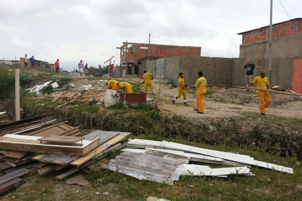 Força tarefa desmonta moradias na Zona Noroeste