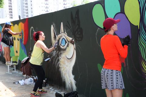 Grafiteiras ilustram muro da escola. #pracegover