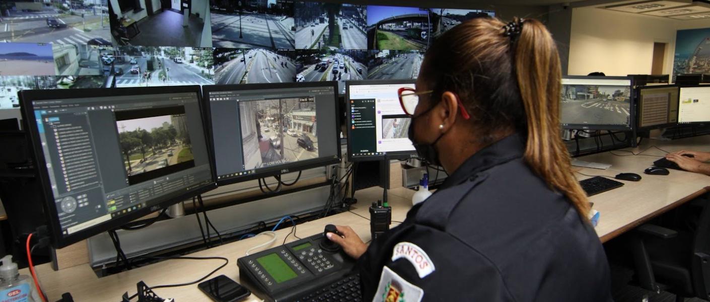 guarda analisa imagens das câmeras no CCO #paratodosverem