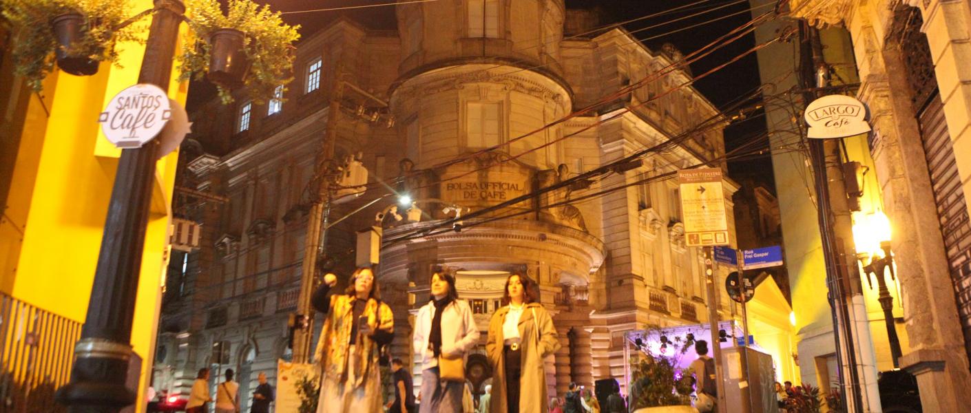 Música, dança e homenagem marcam início do Festival Santos Café