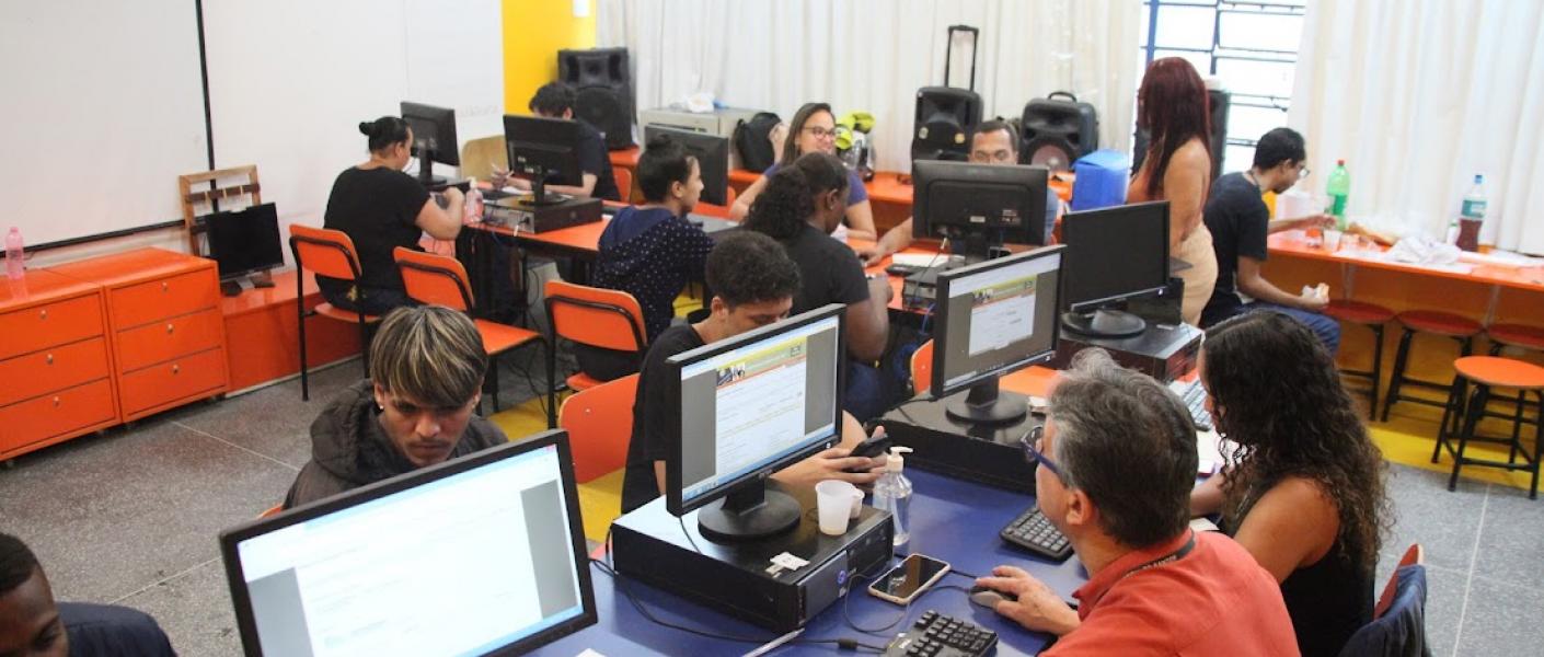 pessoas se cadastram para vagas #paratodosverem