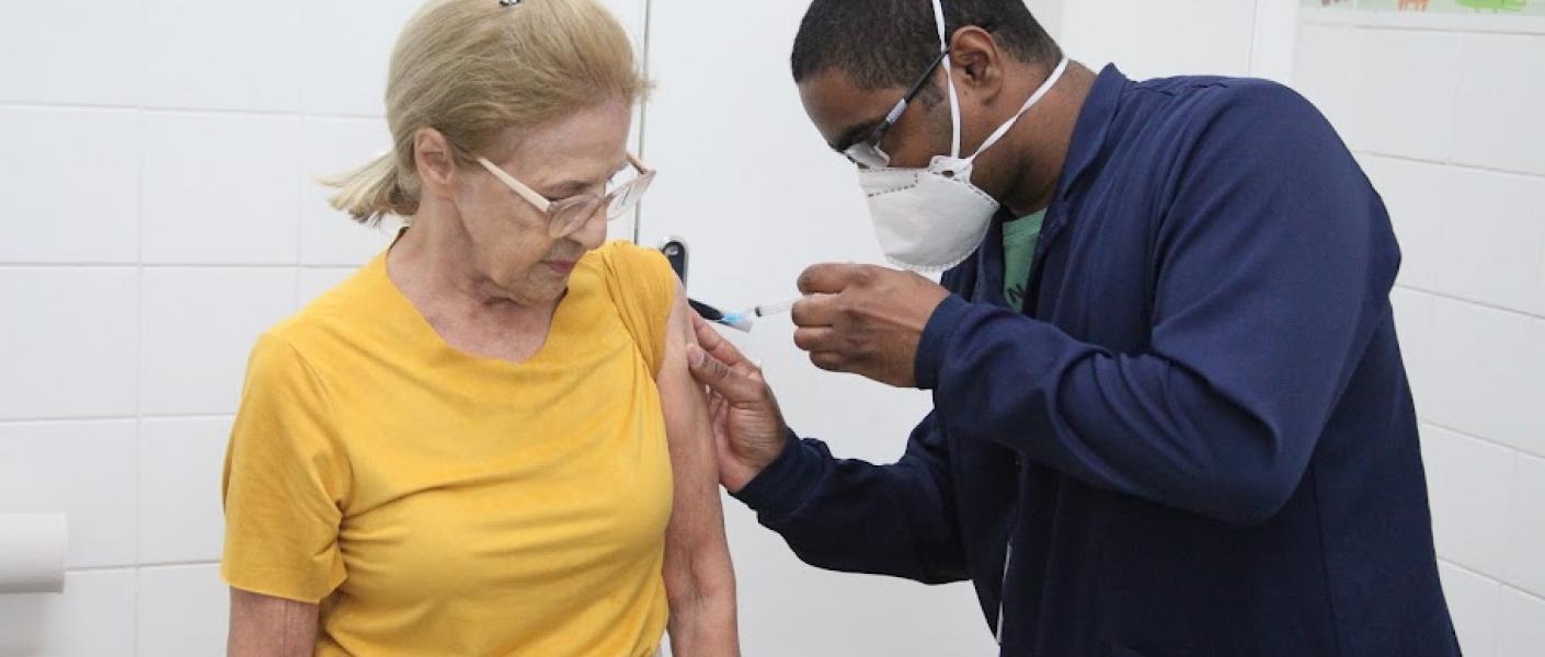 mulher é vacinada no braço #paratodosverem 