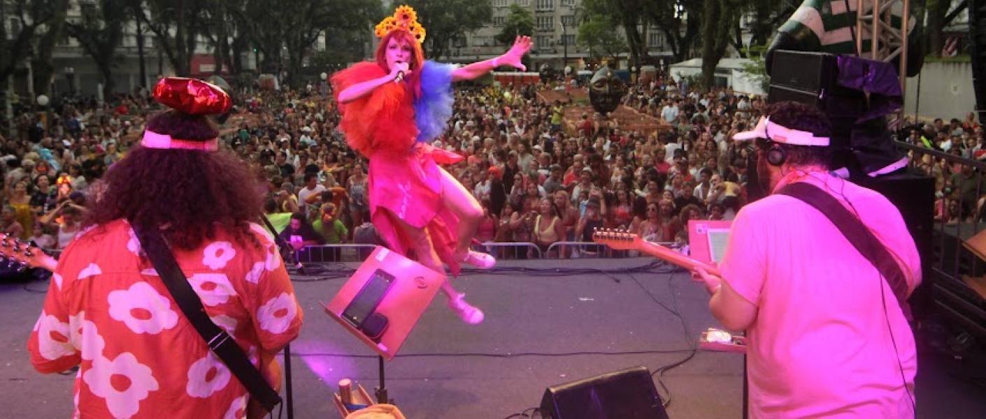 Banda Ritallena encerrou a programação. Banda Ritaleena se apresenta na Praça Mauá. #pratodosverem