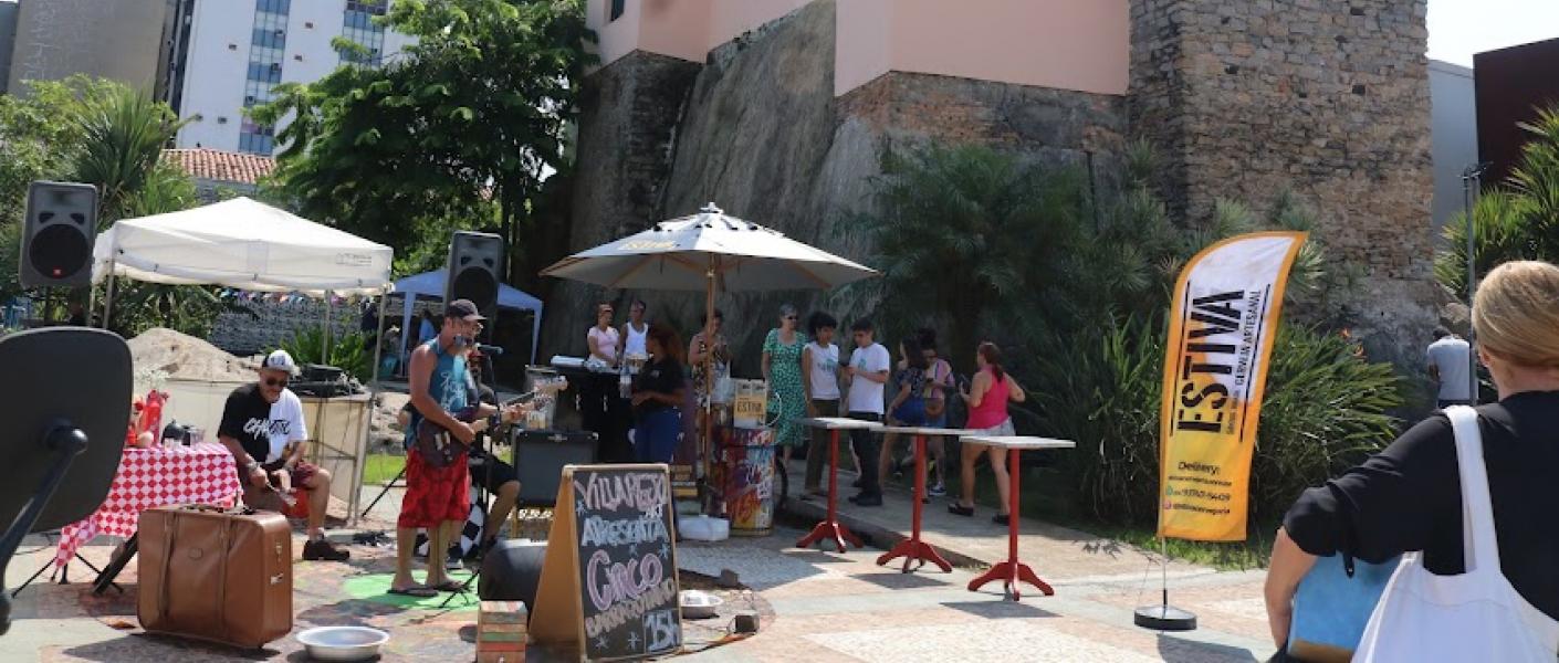 Banda se apresenta em feira criativa ao lado do prédio do Outeiro de Santa Catarina. #pratodosverem