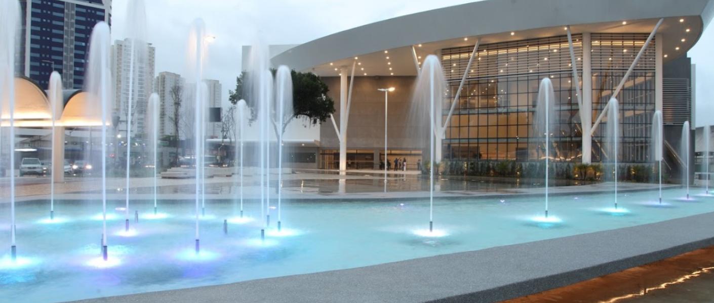 centro de convenções ao fundo com espelho dágua na frente #paratodosverem