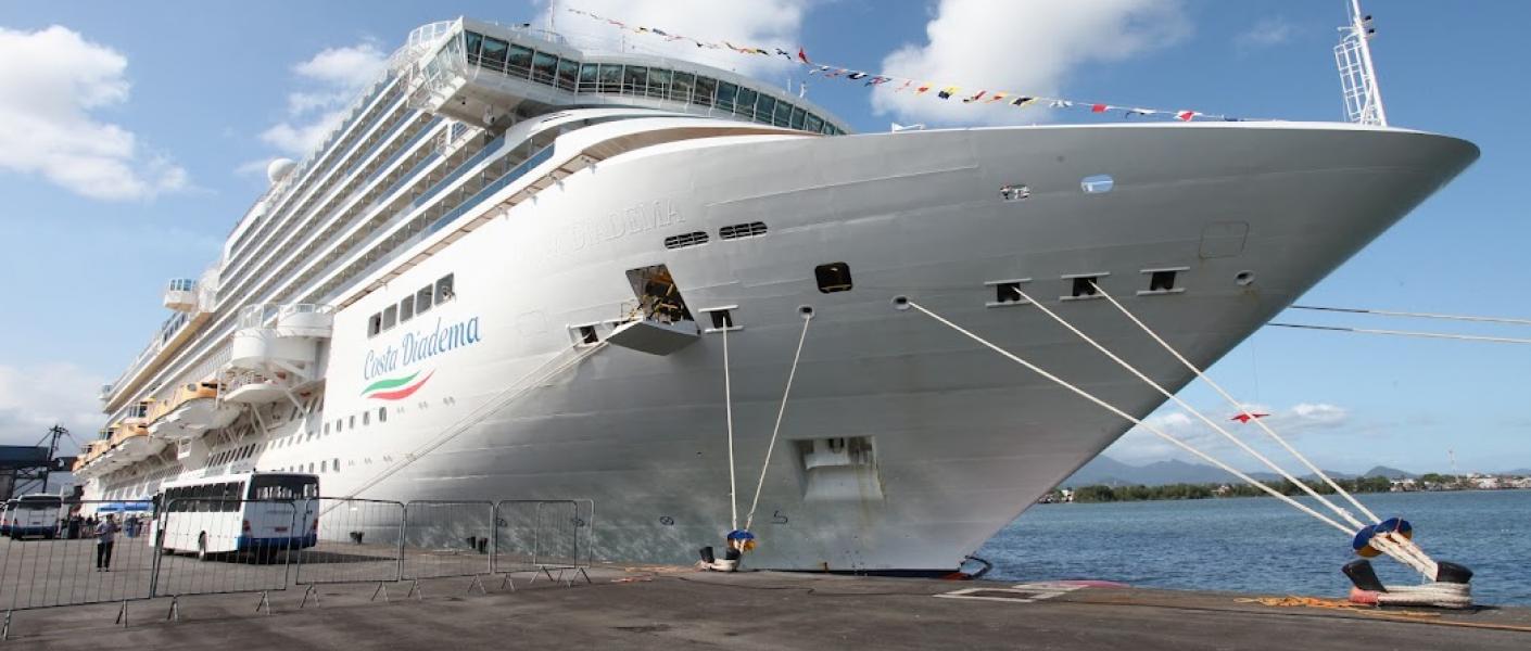 Navio atracado no porto #paratodosverem