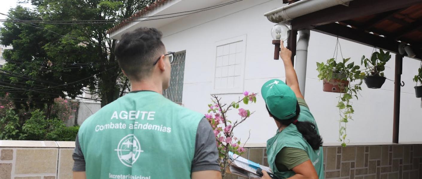 agentes olham foco em telhado #paratodosverem