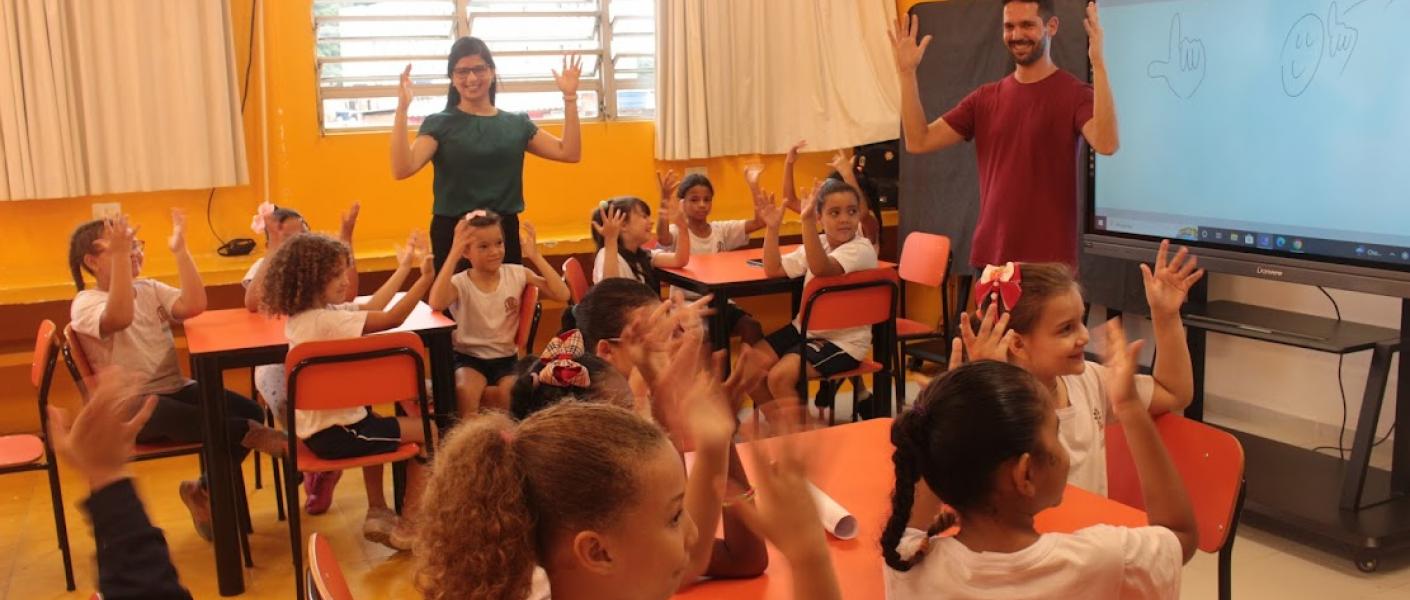 crianças em sala de aula #paratodosverem