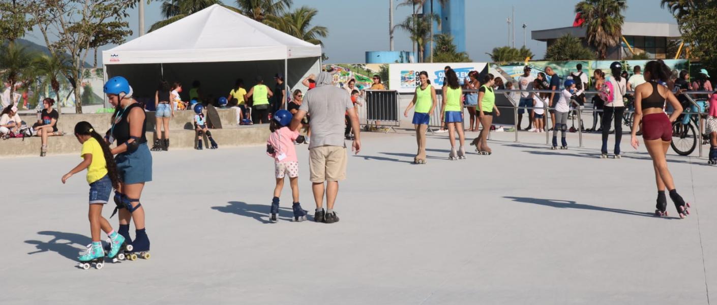 crianças acompanhadas e jovens patinam na nova pista. #paratodosverem