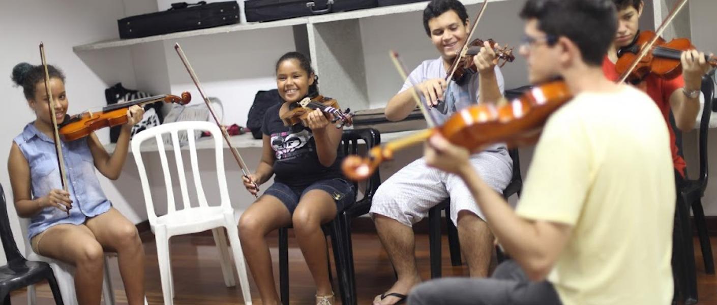 pessoas em aula de violino #paratodosverem 