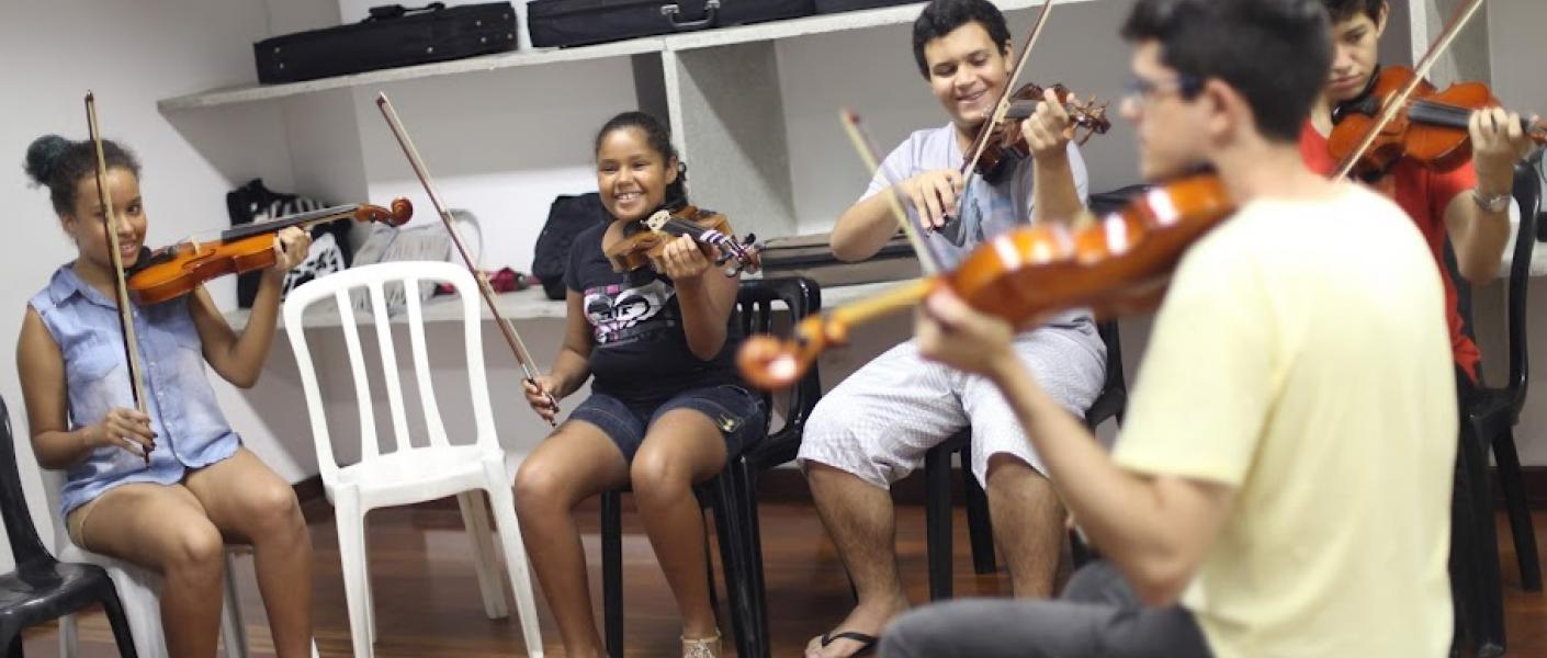 pessoas em aula de violino #paratodosverem