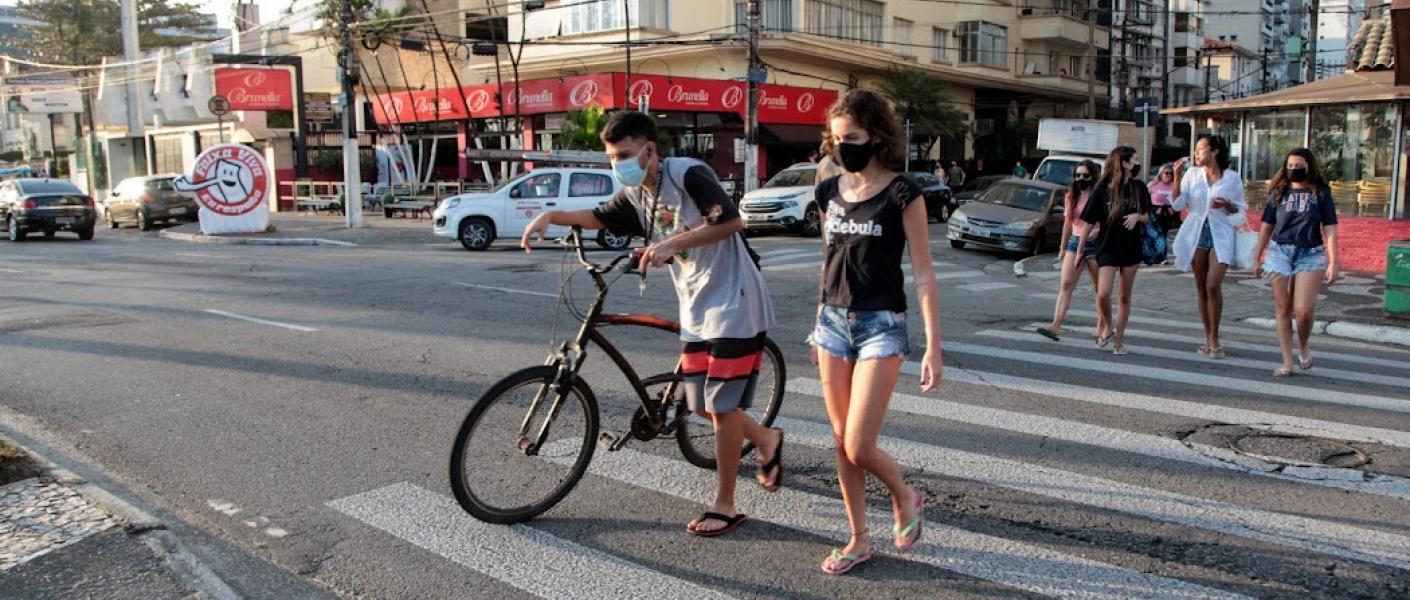 pessoas atravessando na faixa na avenida da praia #paratodosverem