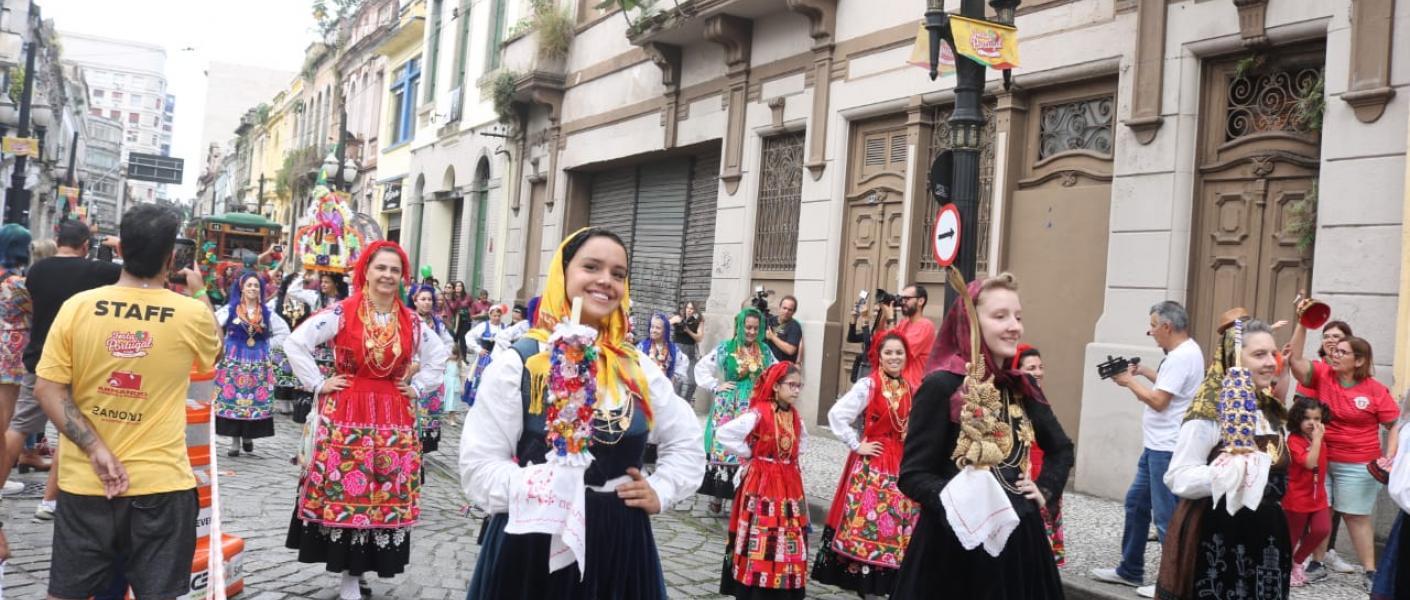 Comunidade portuguesa recebe a mais alta honra em Santos, a Medalha José Bonifácio. Festa segue até domingo