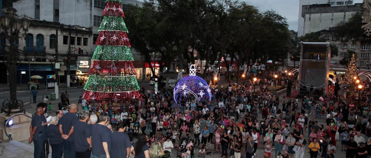 multidão acompanha coral na praça #paratodosverem