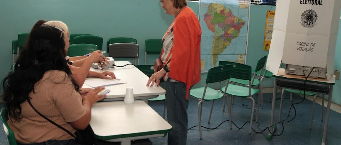 mulher chega a seção eleitoral para votar #paratodosverem 