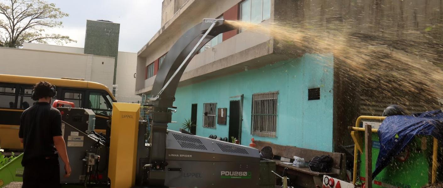 Cresce o reaproveitamento de resíduos de poda com novo equipamento. Cerca de 800kg triturados em uma semana