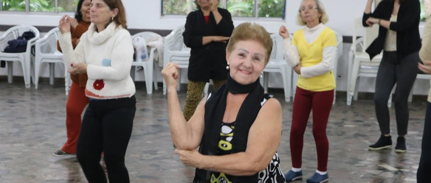Vilas Criativas oferecem várias atividades. Foto: Raimundo Rosa. Idosas dançam em atividade na Vila Criativa. #paratodosverem