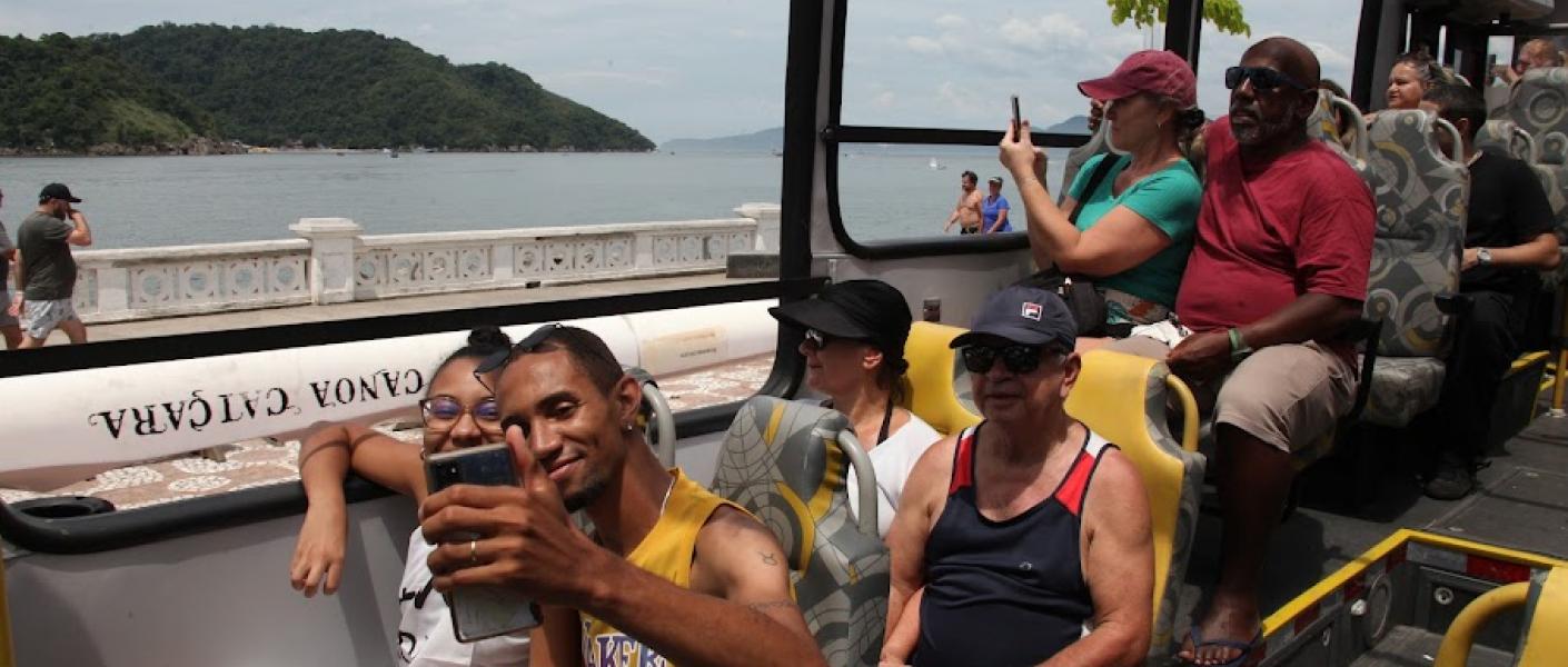 turistas fazem selfie dentro do ônibus #paratodosverem