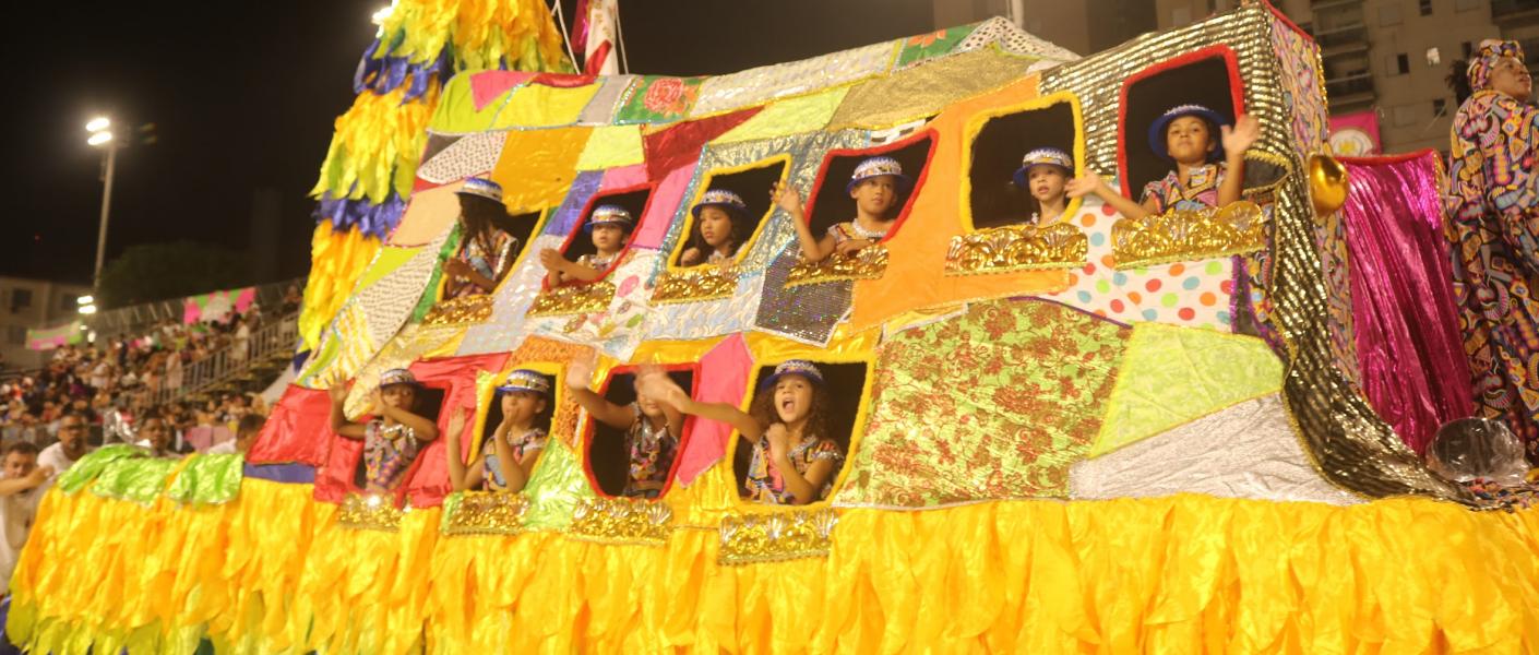 Primeira noite de desfiles aborda temas diversos e empolga público na passarela do samba