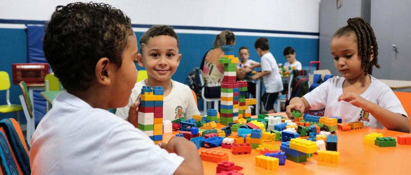 crianças em sala de aula #paratodosverem 